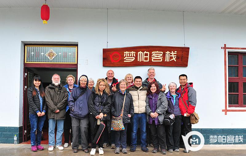 英國攝影師一行11人在張家界夢帕客棧 天子山店和掌柜古月、小朱合影